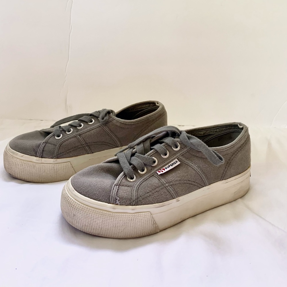 Grey supergas